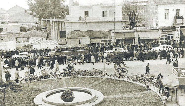 Η φωτογραφία της ημέρας: 1964. Κόσμος συγκεντρωμένος στα Χανιά περιμένοντας να περάσει η σορός του Σοφοκλή Βενιζέλου.