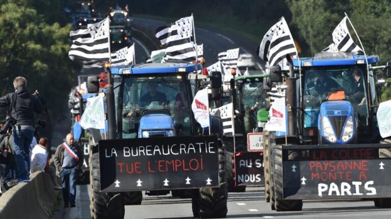 Γάλλοι αγρότες εισέβαλαν σε αγροτική έκθεση στο Παρίσι