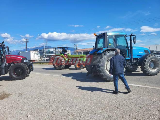 Δυτ. Ελλάδα: Παραμένουν στα μπλόκα οι αγρότες – Κλείνουν δρόμους σε Αγρίνιο και Αίγιο – Σκέψεις για “κλείσιμο” Ιόνιας οδού
