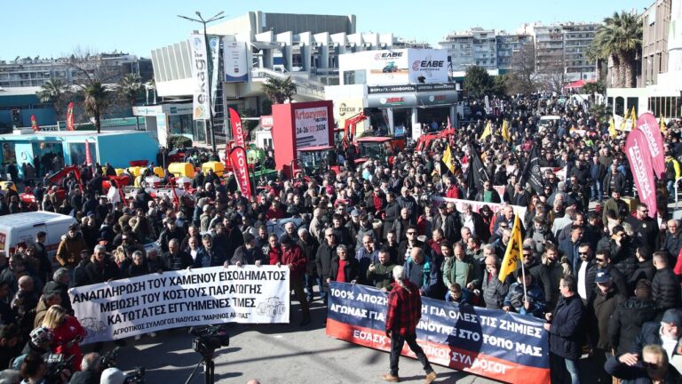 Αγρότες: Ενισχύουν τα μπλόκα σε όλη την Ελλάδα – Μηχανοκίνητη πορεία στη Θεσσαλονίκη