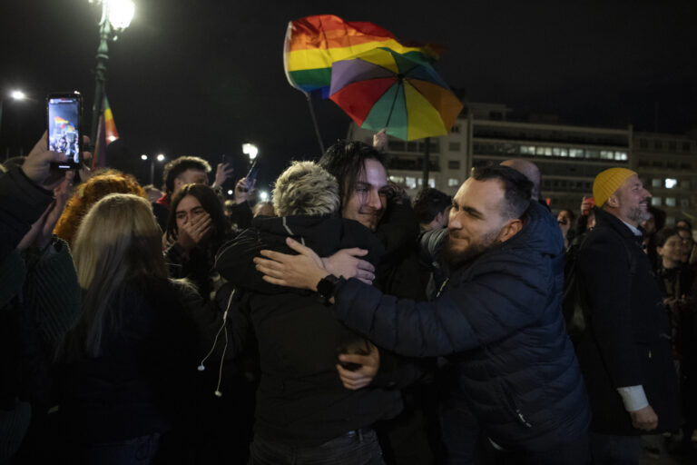 «Βουλευτές από όλο το πολιτικό φάσμα ψήφισαν στην Ελλάδα υπέρ του γάμου ομόφυλων» – Διεθνή ΜΜΕ για το νομοσχέδιο