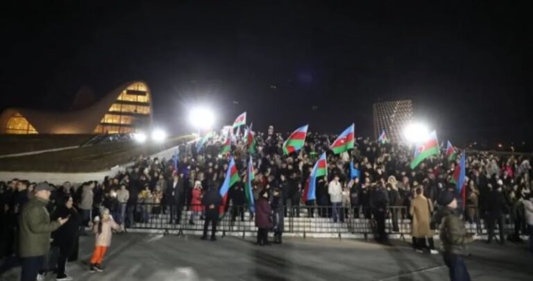 Αζερμπαϊτζάν: Κόσμος βγήκε στους δρόμους του Μπακού για να γιορτάσει τη νίκη του Αλίεφ στις εκλογές