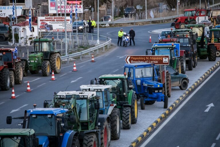 Ελλάδα: Παραμένουν στα μπλόκα οι αγρότες – Σήμερα οι αποφάσεις στην πανελλαδική συνεδρίασή τους