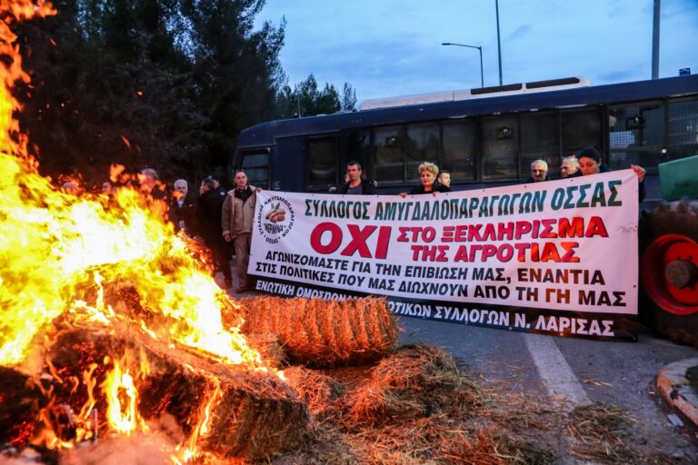 «Φωτιά» στα μπλόκα βάζουν οι αγρότες – Πυροσβεστήρες με εύφλεκτο υλικό… κρατάει η κυβέρνηση | in.gr