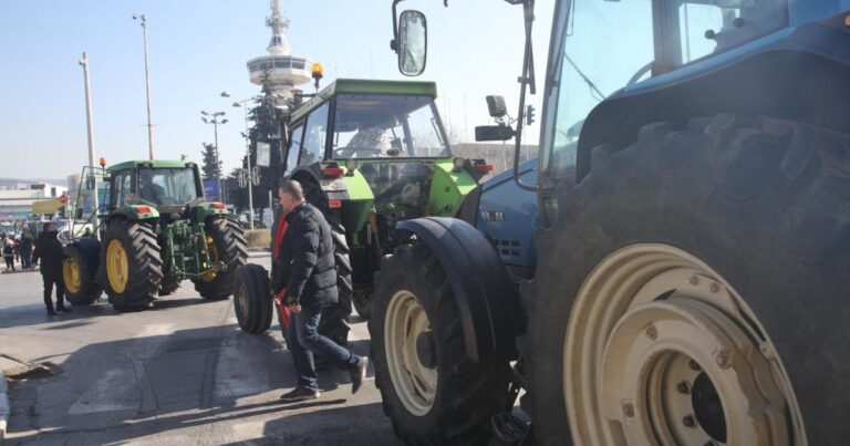 Ελλάδα: Κλείνουν δρόμους οι αγρότες, αποφασίζουν νέες κινητοποιήσεις