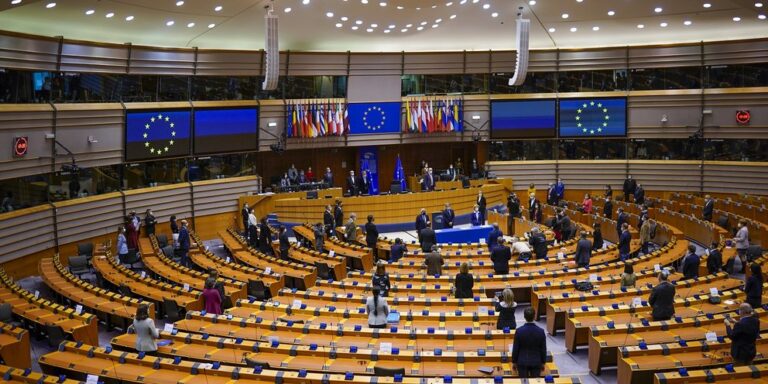 Κυβερνητικές πηγές: «Πολιτικά υποκινούμενη ομάδα ευρωβουλευτών συκοφαντεί την Ελλάδα στο ΕΚ» – iefimerida.gr