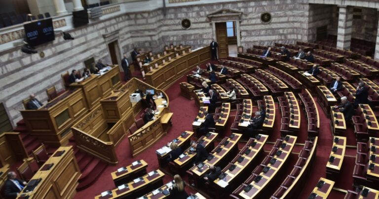 Βουλή: Ψηφίσθηκε με ευρεία πλειοψηφία η τροπολογία για τον ΕΝΦΙΑ – “Παρών” από το ΚΚΕ