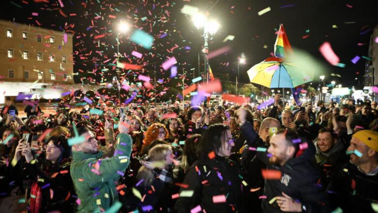 Διεθνή ΜΜΕ για γάμο ομοφύλων: Σε μια ιστορική ψηφοφορία η Ελλάδα νομιμοποιεί τον γάμο των ομόφυλων ζευγαριών