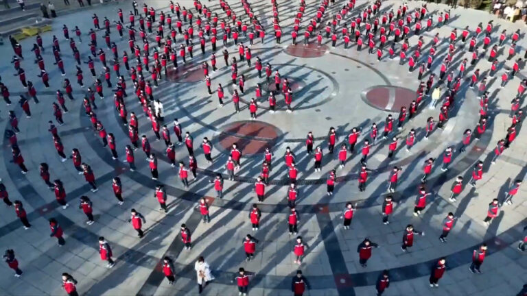 Ένθετο Κόσμος: 10.000 άνθρωποι στην Κίνα χόρεψαν σε απόλυτο συγχρονισμό
