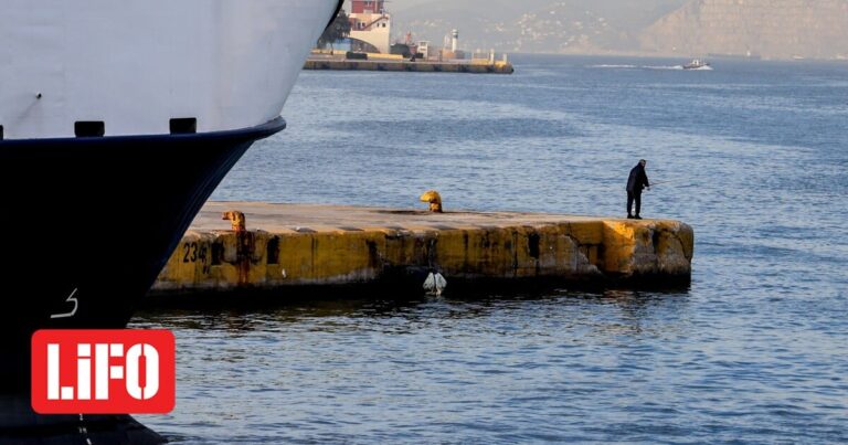 Ανασύρθηκε αυτοκίνητο από τον βυθό στο λιμάνι του Πειραιά | LiFO