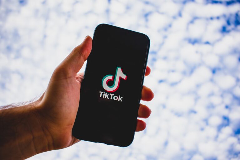 TikTok: Απειλείται με «καμπάνες» για ελλιπή προστασία ανηλίκων