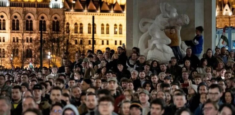 Ουγγαρία: Μαζικές διαδηλώσεις κατά του Όρμπαν για υπόθεση δωροδοκίας