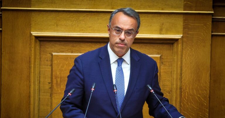 Σταϊκούρας: Οι βουλευτές χειροκρότησαν τον κ. Καραμανλή για την επιχειρηματολογία του
