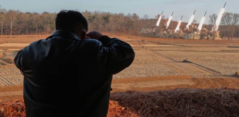O Κιμ Γιονγκ Ουν σε άσκηση εκτόξευσης πυραύλων με στόχο τη Σεούλ