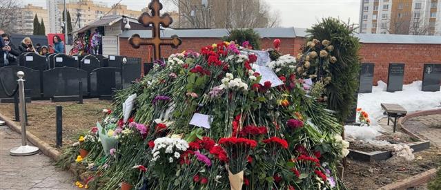 Ρωσία – Εκλογές: Στον τάφο του Ναβάλνι συρρέουν για να “ψηφίσουν” (εικόνες)