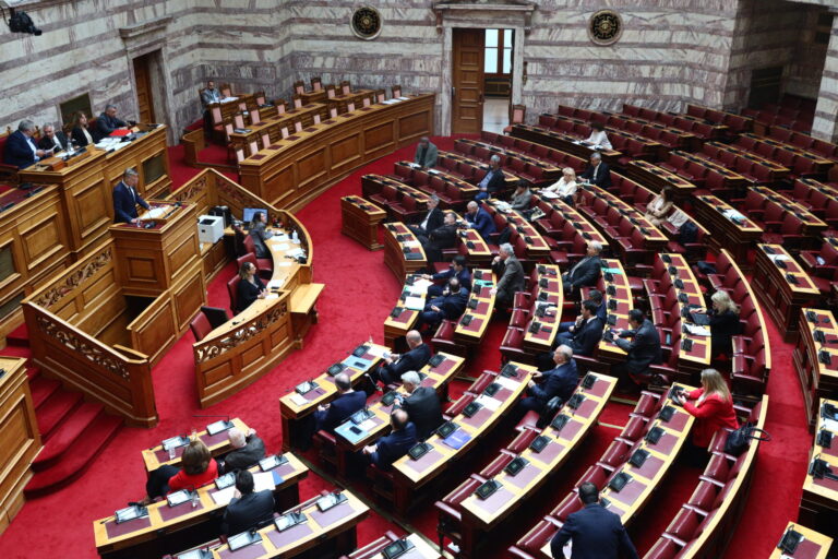 Πολιτικοί διαξιφισμοί: Mεταρρυθμίσεις, κράτος δικαίου, κατώτατος στην ανασκόπηση Μητσοτάκη – Διπλές εκλογές ζητά ο Κασσελάκης