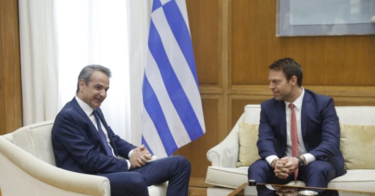 “Ναυμαχία” κυβέρνησης – ΣΥΡΙΖΑ για τα αστακοκάραβα Κασσελάκη: “Οι αστακοί συνάντησαν offshore της οικογένειας Μητσοτάκη”