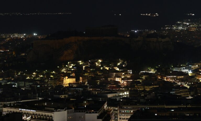 Ώρα της Γης: Η Ακρόπολη στο σκοτάδι – H Ελλάδα έσβησε τα φώτα για τον πλανήτη