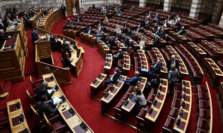 LIVE BLOG: «Σκοτωμός» στη Βουλή, άνοιξε τον ασκό του Αιόλου η ομιλία Καραμανλή