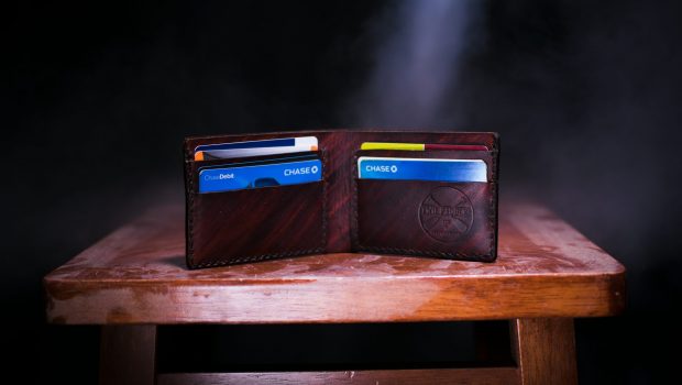 Πιστωτικές κάρτες: Πού οδηγεί η αλόγιστη χρήση από millennials και Gen Zers