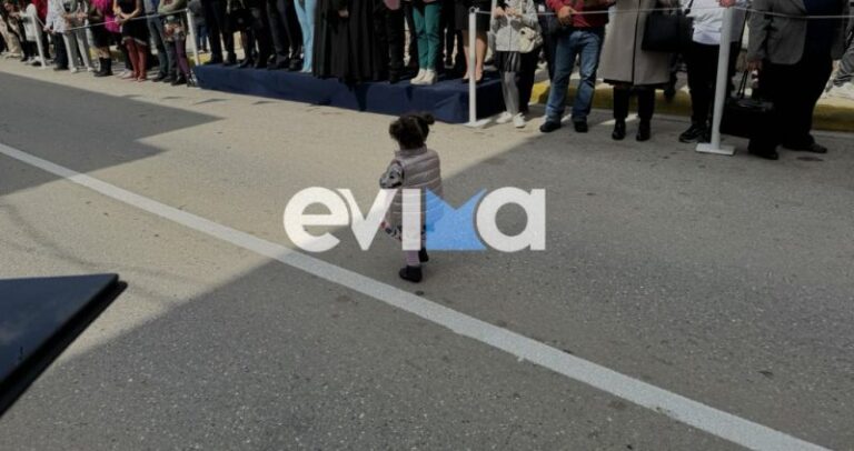 25η Μαρτίου: Η μικρούλα που έκλεψε την παράσταση στην παρέλαση στο Αλιβέρι – ΤΑ ΝΕΑ