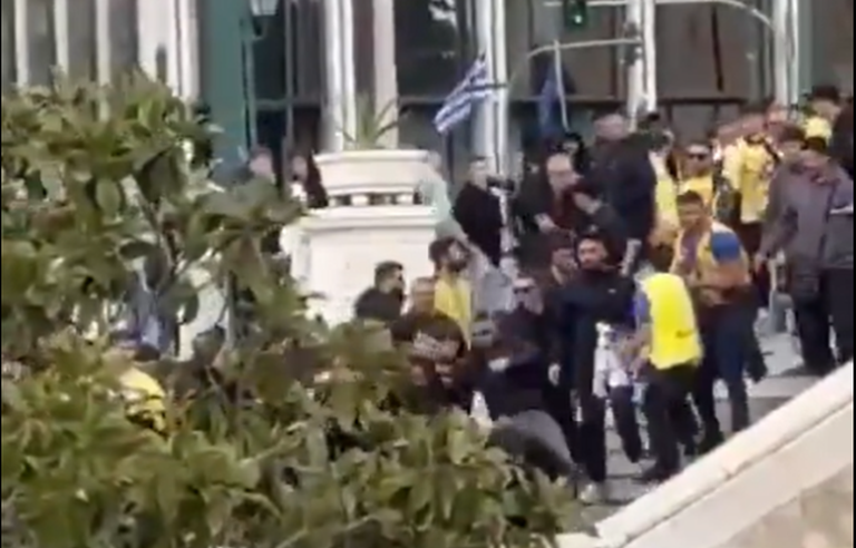 Βίντεο-ντοκουμέντο από τον ξυλοδαρμό του ανθρώπου που είχε παλαιστινιακή σημαία από τους οπαδούς της Μακάμπι στην Αθήνα