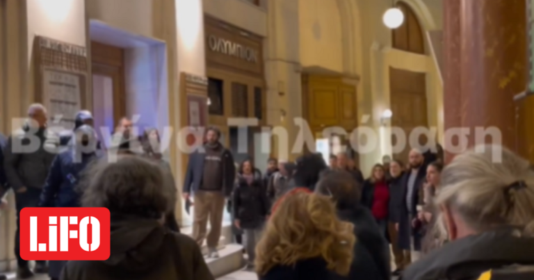 Θεσσαλονίκη: Η στιγμή που κουκουλοφόρος χτυπάει με κράνος αστυνομικό | LiFO
