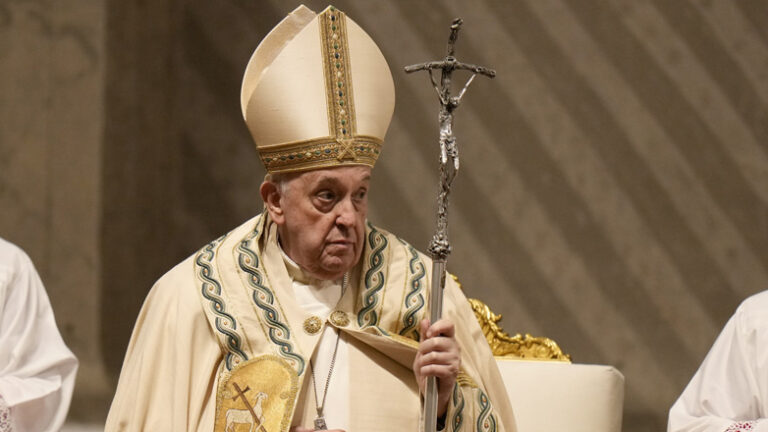 Βατικανό: Ο πάπας Φραγκίσκος χοροστατεί στην πασχαλινή αγρυπνία