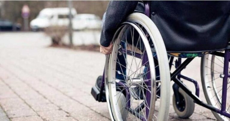 Παραλίγο κλήση σε ανάπηρο ελλείψει πεζοδρομίου – Ένας κόσμος, τελικά, μη-φιλικός προς τα άτομα με κινητικά προβλήματα;