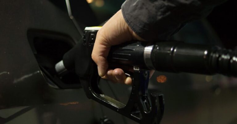 Βενζίνη: Ξεπέρασε τα 2 ευρώ το λίτρο σε Κυκλάδες και Δωδεκάνησα (vid)