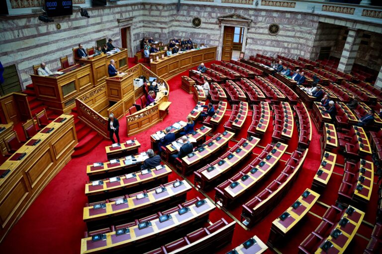 «Ανεβαίνει η θερμοκρασία» στη Βουλή: Πολιτική σύγκρουση για τη «μονταζιέρα» των Τεμπών – Σήμερα η πρόταση μομφής στην κυβέρνηση