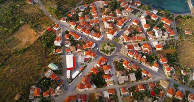 Το χωριό της Ελλάδας που θεωρείται πολεοδομικό «θαύμα» – Μοιάζει με πίνακα από ψηλά
