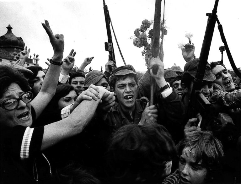 Τα πορτογαλικά γαρίφαλα δεν έφτασαν στην Ελλάδα το 1974 – ΤΑ ΝΕΑ