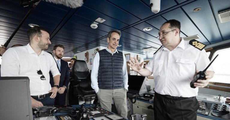 Ο Μητσοτάκης επισκέφθηκε το πλοίο “Typhoon” – Ενημερώθηκε για το βραβευμένο περιβαλλοντικό πρόγραμμά του [εικόνες]