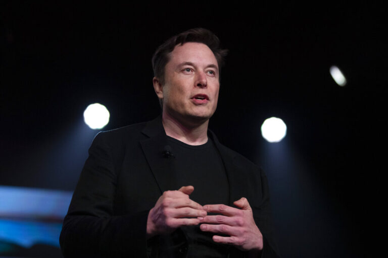 Ελον Μασκ: Γιατί η Tesla συνεχίζει να ρίχνει τις τιμές στα οχήματά της