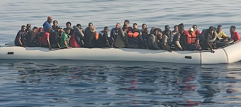 Ενας νεκρός και τέσσερις αγνοούμενοι από ημιβύθιση σκάφους με μετανάστες στη θαλάσσια περιοχή Καρλόβασι Σάμου