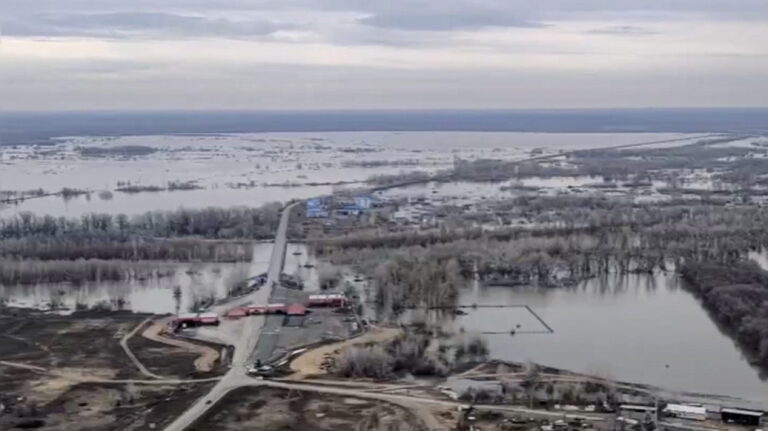 Ρωσία: Συναγερμός για το ύψος των νερών στον ποταμό Ουράλη