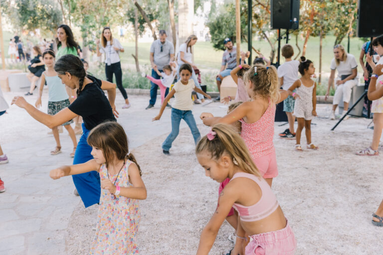 Βιτόρια Κοτσάλου: Στο Κυκλαδικό, με παιδιά και χορό το Πάσχα