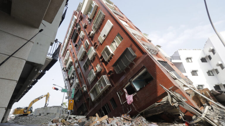 Ταϊβάν: Πάνω από 650 άνθρωποι παραμένουν εγκλωβισμένοι μετά τον ισχυρό σεισμό