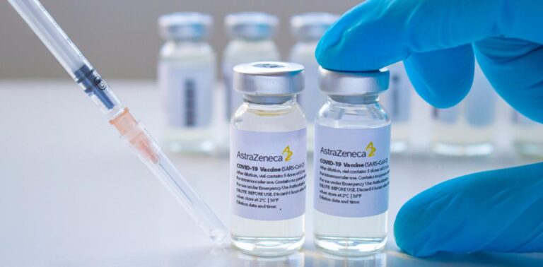 AstraZeneca: Παραδέχθηκε ότι το εμβόλιο κατά της Covid θα μπορούσε να προκαλέσει σπάνιες θρομβώσεις