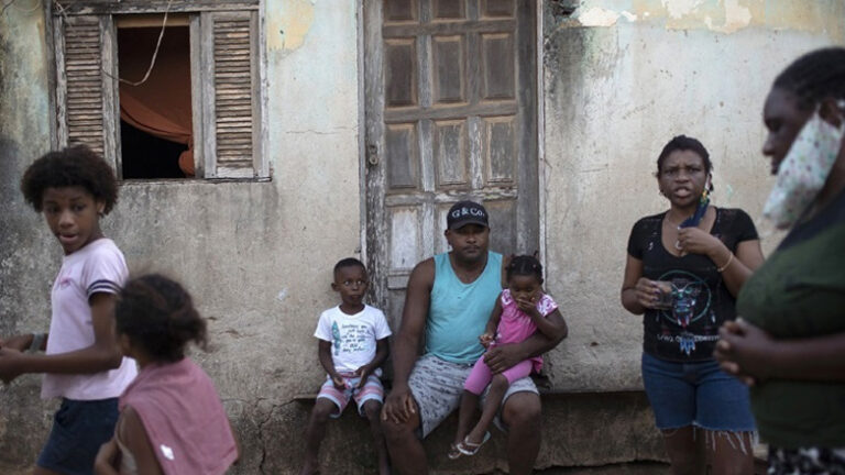 Oxfam: Αυξάνονται οι εισοδηματικές ανισότητες στις χώρες που δανείζει το ΔΝΤ