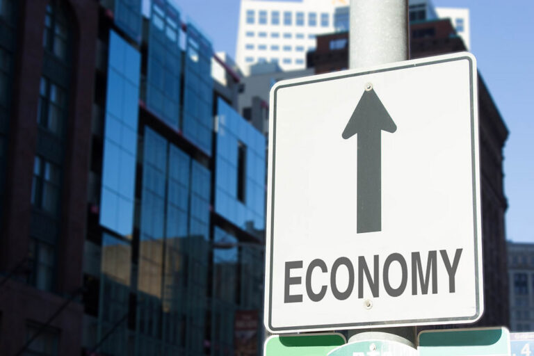 Τα 4 οφέλη για την οικονομία από το πρωτογενές πλεόνασμα του 2023
