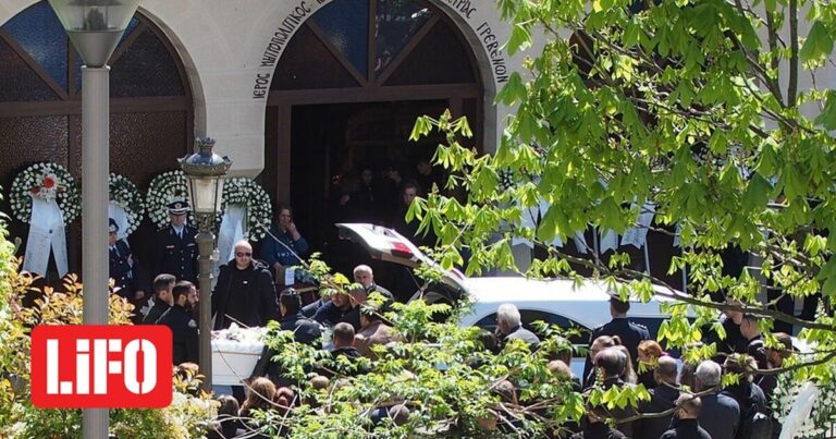 Πλήθος κόσμου στην κηδεία του 31χρονου αστυνομικού που σκοτώθηκε σε οικοδομή στον Πειραιά | LiFO
