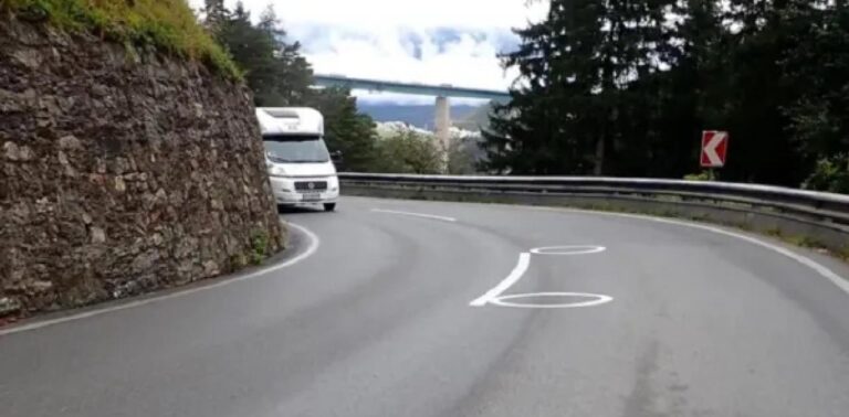 Ασυνήθιστο θέαμα τους Αλπικούς δρόμους της Αυστρίας: Τι σημαίνουν οι λευκοί κύκλοι στο οδόστρωμα;