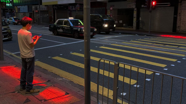Φανάρια-διαβάσεις με φώτα στο πεζοδρόμιο, για όσους πεζούς είναι «κολλημένοι» στο κινητό τους