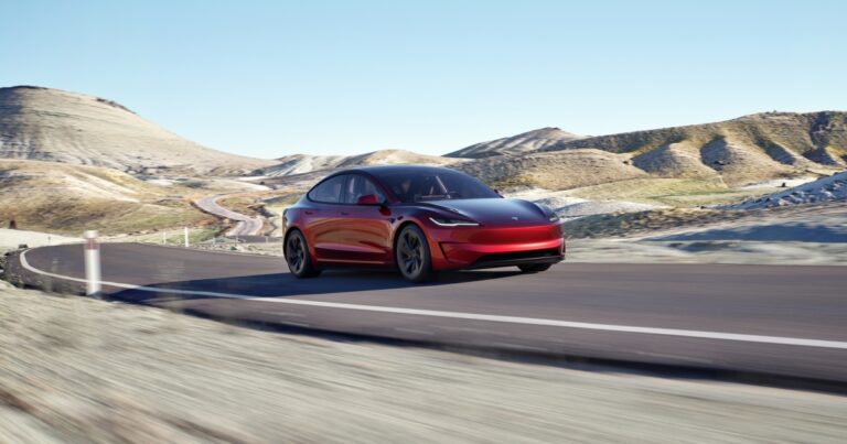 Νέο Tesla Model 3 Performance: Άμεσα στην Ελλάδα με καταιγιστικές επιδόσεις (vid)