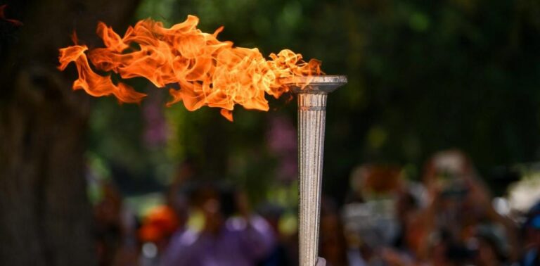 Η Ολυμπιακή φλόγα συνεχίζει το μεγάλο ταξίδι της- Πολύς κόσμος έχει συγκεντρωθεί στην Ακρόπολη