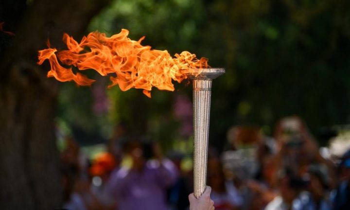 Η Ολυμπιακή φλόγα συνεχίζει το μεγάλο ταξίδι της – Πολύς κόσμος συγκεντρωμένος στην Ακρόπολη