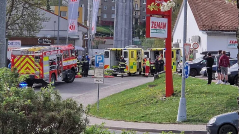 Τσεχία: Οκτώ άνθρωποι παρασύρθηκαν από αυτοκίνητο έξω από σούπερ μάρκετ
