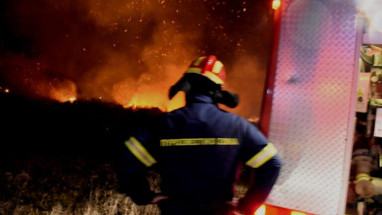 Συνεχίζεται η μάχη με τις φλόγες στο Μονόπυλο Καστοριάς